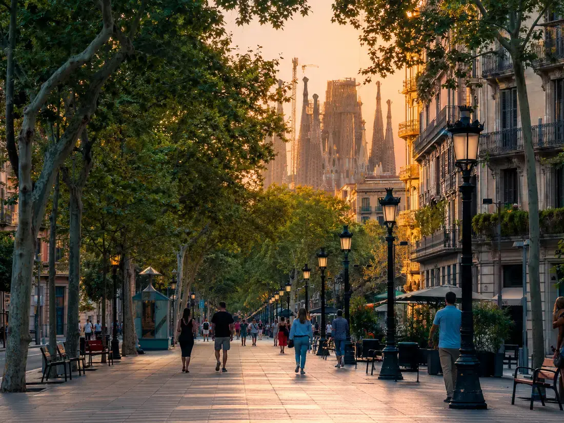 Blick über die Avinguda de Gaudí zur Sagrada Família