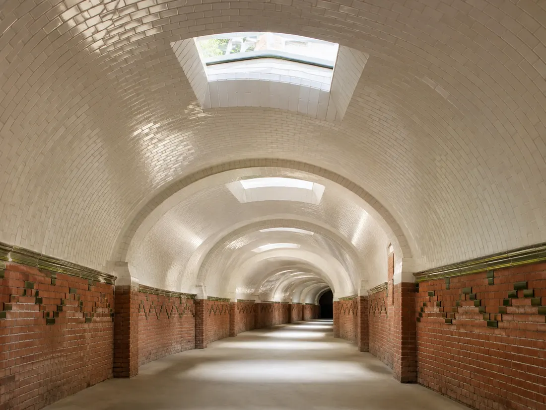 Die 1 km langen, lichtdurchfluteten unterirdischen Tunnelgalerien