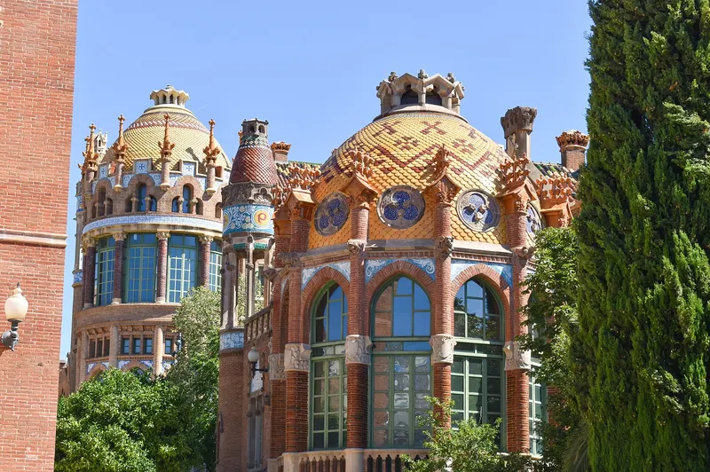 Keramikverkleidete Kuppeln der Sant-Rafael- und Sant-Manuel-Pavillons