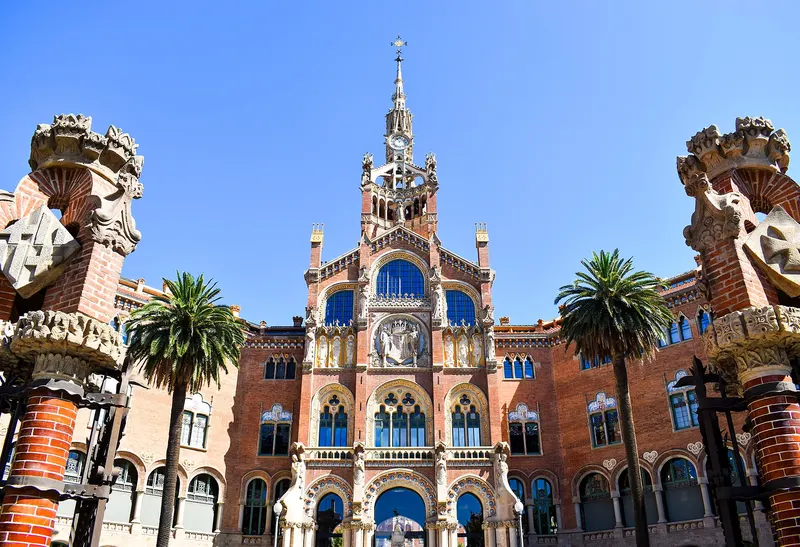 Hauptfassade des Sant-Pau-Verwaltungspavillons